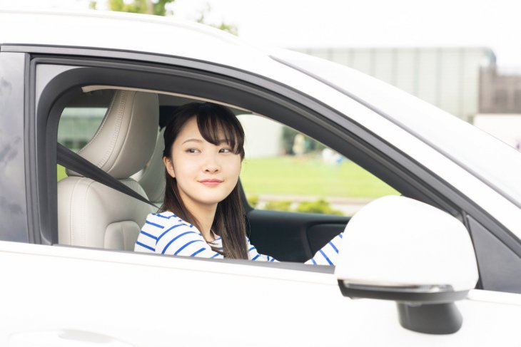 自動車運転中の女子大生